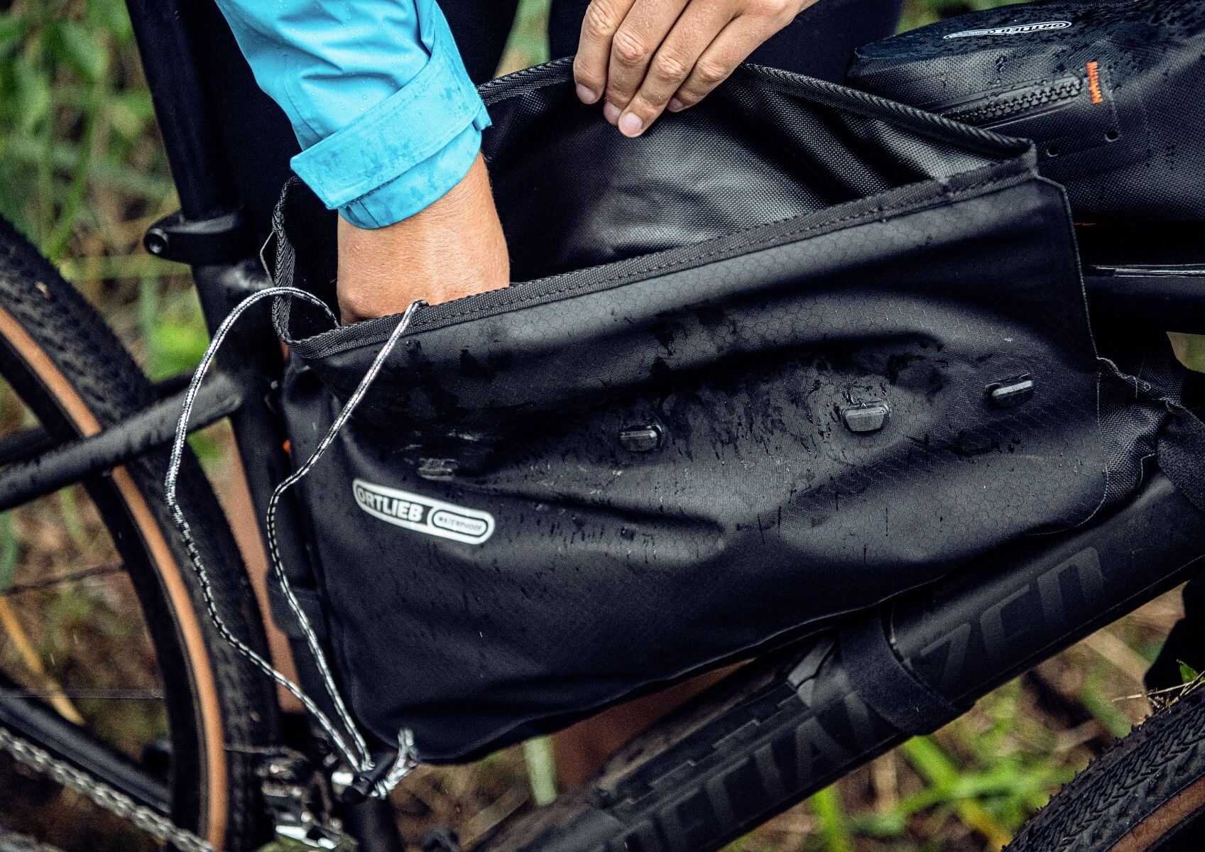 https://www.bikeandoutdoor.com/ortlieb-f9975-bikepacking-rc-4l-kadro-cantasi-kadro-cantalari-ortlieb-bikepacking-57887-18-B.jpg
